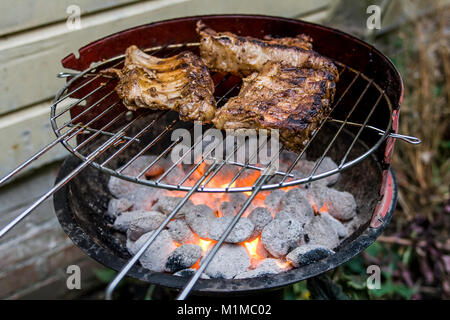 Marinierte Spareribs am Grill Stockfoto