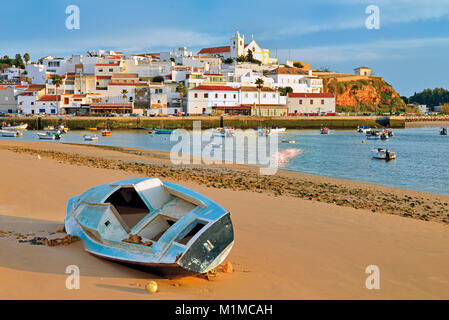 Blick auf den romantischen ehemaligen Fischerdorf mit verlassenen Boot im Sand liegend Stockfoto