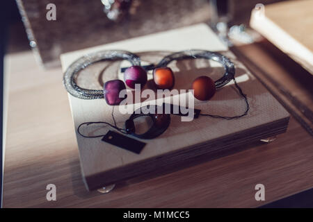 Fertige Kostüm Schmuck aus venezianischem Glas. Stockfoto