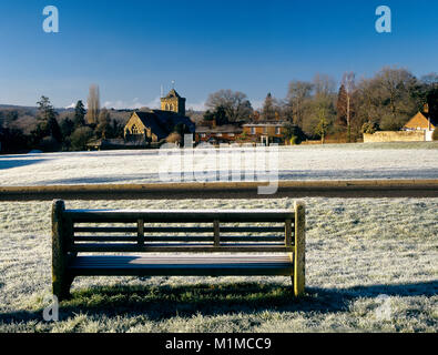 Blick über den Dorfplatz in Richtung des Dorfes Kirche Chiddingfold Surrey England UK in einer kalten, frostigen Wintertag mit wolkenlosen blauen Himmel Stockfoto