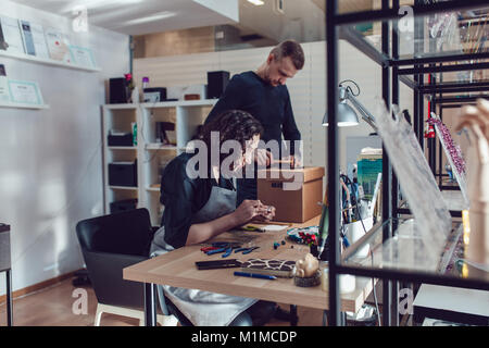 Meister, die Schmuck aus venezianischem Glas in Ihrer Werkstatt. Stockfoto