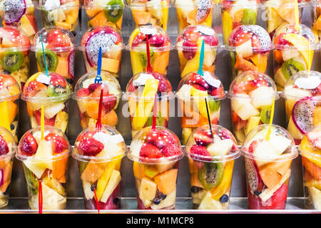 Salat geschnitten aus frischem Obst in einem Plastikbecher Stockfoto