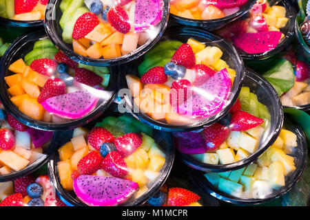 Salat geschnitten aus frischem Obst in einem Plastikbecher Stockfoto