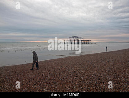 Eine einsame Figur in der Nähe der Old West Pier in Brighton Stockfoto