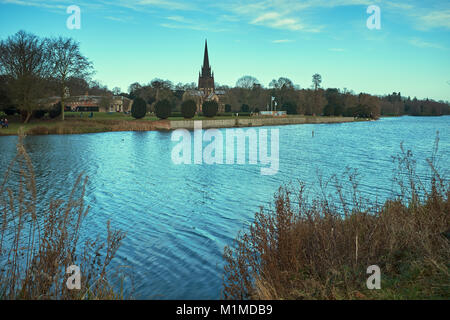 Sonnige Dezember Ansicht Ansicht des National Trust Eigentum der Clumber Park auf clumber See. Nottinghamshire Stockfoto