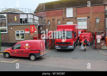 Eine belebte Szene mit RED ROYAL MAIL LIEFERWAGEN UND LKW AUSSERHALB DER INNENSTADT LIEFERUNG BÜRO IN RYE, East Sussex Stockfoto