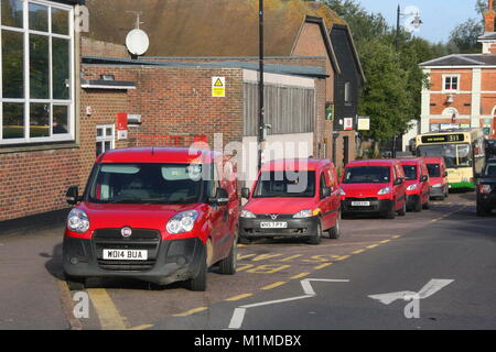 Das LINE-UP 5 ROT ROYAL MAIL LIEFERWAGEN WARTET, UM ZU BEGINNEN ihre Umläufe Stockfoto