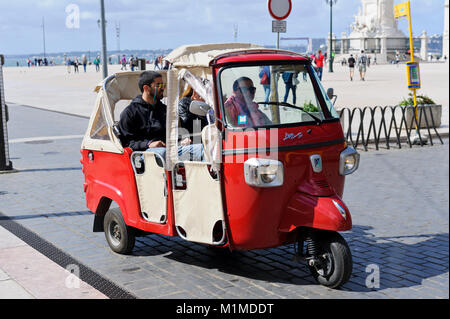 Ein tuk tuk mit Fahrgästen im Commerce Square, Lissabon, Portugal Stockfoto