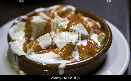Kartoffeln bravas mit Mayonnaise und Tomaten, typisch spanische Tapas Stockfoto