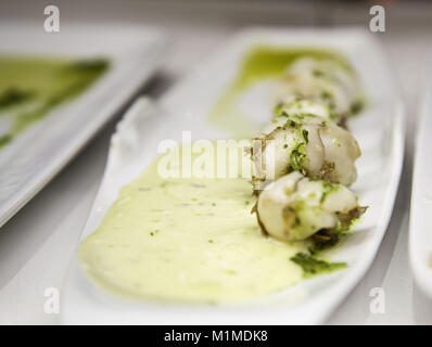 Tintenfisch mit Kartoffeln im Restaurant, Fisch und leckeres Essen Stockfoto