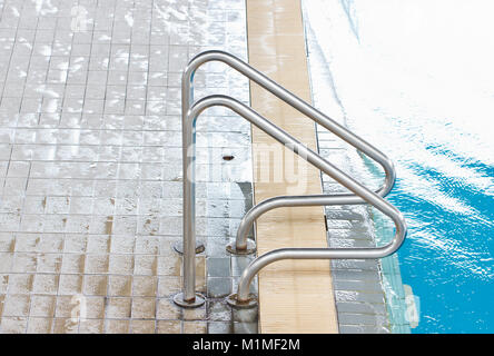 Treppe innen Nahaufnahme Blick auf den Pool von oben Stockfoto, Bild