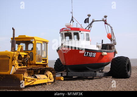 Fischerboot am Strand mit Traktor, Henne Strand, Suffolk, England Stockfoto