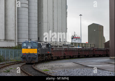 Irish Rail/Iarnród Éireann 071 Klasse Lok bereit, mit Erz Wagen in Dublin Docks, Irland zu verlassen. Stockfoto