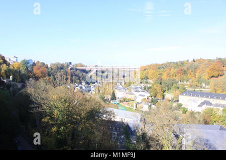 Großherzogin Charlotte Bridge, Luxemburg, Blick auf die Stadt, Fluss, Malcolm Buckland Stockfoto