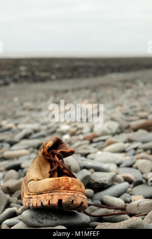 Ein Boot gewaschen bis nach einem Sturm in der Irischen See auf die Küste der Cardigan Bay, Ceredigion Stockfoto