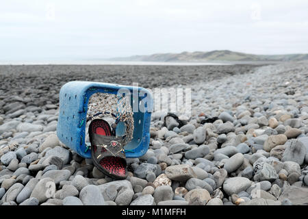 Lobster Pot und Sandale gewaschen oben an der Küste der Cardigan Bay nach einem Sturm Stockfoto