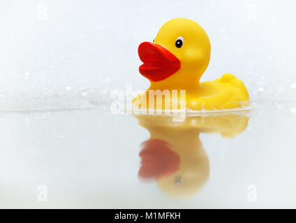 Gelbe Quietscheentchen in der Badewanne mit Blasen Stockfoto