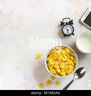 Corn Flakes, Kaffee, Wecker auf hellem Hintergrund, Frühstück Stockfoto