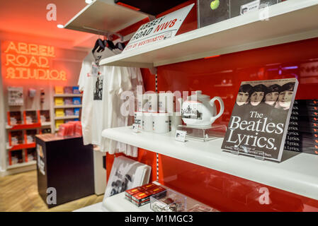 Die Abbey Road Shop Verkauf von verschiedenen bzgl. Musik Geschenke, einschließlich Beatles bezogene Erinnerungsstücke. Stockfoto