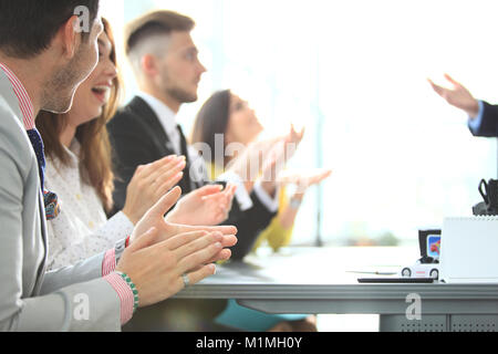 Foto von Partnern Händeklatschen nach Business Seminar. Professionelle Ausbildung, Arbeit Tagung, Präsentation oder Coaching Konzept Stockfoto