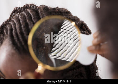 Nahaufnahme der Hautarzt suchen beim Patienten Haare durch Lupe Stockfoto