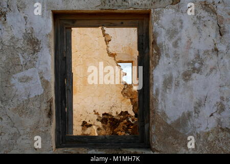 Alte Mauer Haus verlassen, keine Fenster, blauer Himmel Stockfoto