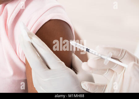 In der Nähe des Doctor's Hand Anwendung Injektion des Patienten Hand in Klinik Stockfoto