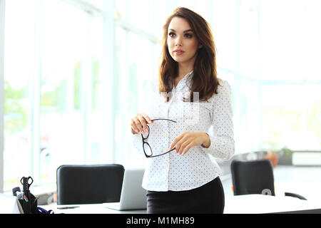 Moderne Business-Frau im Büro mit Textfreiraum. Stockfoto