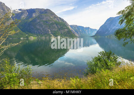 Die eidfjorden mit Reflexionen in der nähe von Eidfjord Dorf an der Küste auf der rechten, Norwegen, Skandinavien, Fjord mit Blick auf Simadalsfjorden Stockfoto