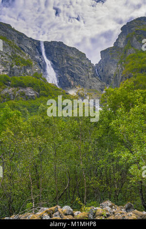 Wasserfall Skytjefossen, in der Nähe der Ortschaft Eidfjord und der Weiler Tveit in der simadalen Tal, Norwegen, Skandinavien, wilde nordischen Landschaft Stockfoto