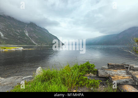 Nebeliges Wetter über die eidfjorden, Fjord in Norwegen, Skandinavien, Dorf Eidfjord Stockfoto