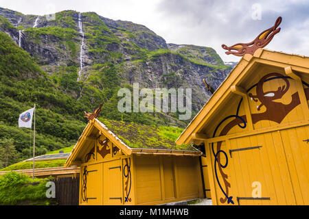 Moderne Viking Hütten im Dorf Gudvangen in der Naeroyfjorden, Norwegen, Tal mit aufpolsterung Wasserfälle, Meer Kajak center Nordic Ventures Stockfoto