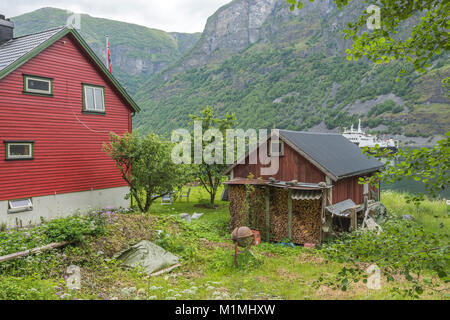 Haus und ländliche Idylle an der Küste im Undredal, ein kleines Dorf auf dem Fjord Aurlandsfjorden, Norwegen, Skandinavien, Fähre der Sognefjorden Stockfoto