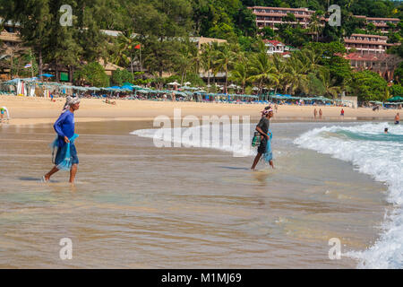 Zwei lokale Fischer Durchführung ihrer net Fisch am Kata Beach, Phuket, Thailand. Im Juni 2009 getroffen. Stockfoto