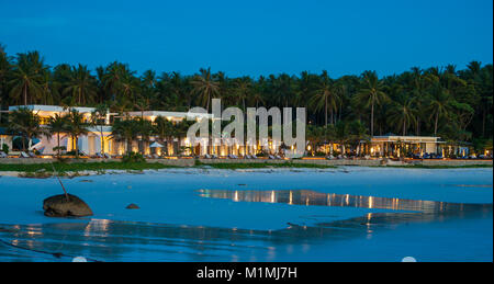Abenddämmerung am Strand (Patok Racha Insel, Phuket, Thailand); Ebbe und die Gebäude sind beleuchtet. Stockfoto