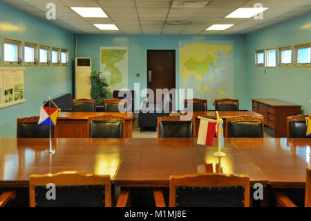 DMZ, Südkorea - 26. September 2014: Konferenzraum für die Nordkoreanische und südkoreanischen Militärs in der demiliarized Zone (DMZ) mit Blick auf die Tür Stockfoto