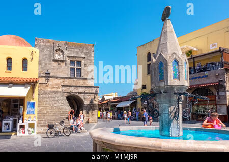 Sintrivani-Brunnen auf dem Hippokrates Platz in der historischen Altstadt entfernt. Rhodos, Griechenland Stockfoto