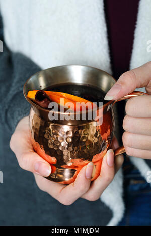 Frau mit einem kupfernen Tasse mit Glühwein Stockfoto
