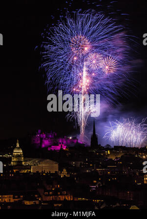 Feuerwerk zu Neujahr, Edinburgh, Schottland, Großbritannien Stockfoto