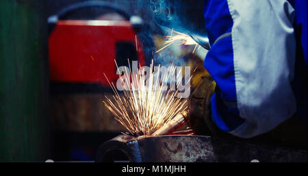 Man Schweißnähte an der Fabrik in der Metallindustrie arbeiten Stockfoto
