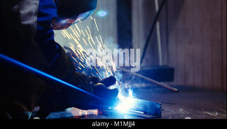 Man Schweißnähte an der Fabrik in der Metallindustrie arbeiten Stockfoto