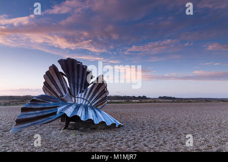 Jakobsmuschel Skulptur bei Sonnenuntergang mit schönen rosa Himmel auf Henne Strand in Suffolk, England Stockfoto