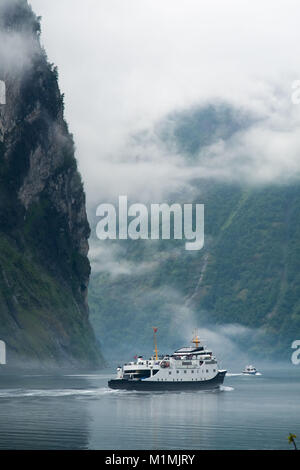 Boote segeln auf Geiranger Fjord im Nebel, Mehr Og Romsdal, Norwegen Stockfoto