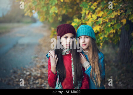 Porträt von zwei Mädchen mit ihre Arme umeinander Stockfoto
