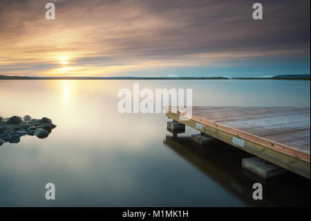 Sonnenaufgang über Holzsteg am Laugarvatn-See, Island Stockfoto