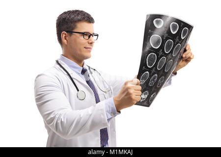 Arzt die Prüfung eines x-ray auf weißem Hintergrund isoliert Stockfoto
