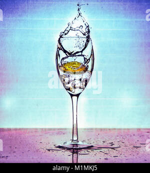 Eine Scheibe Limette planschen in einem Glas Wasser Stockfoto