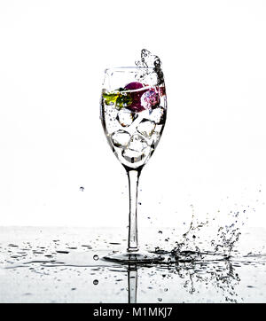 Erdbeere planschen in einem Glas Wasser Stockfoto