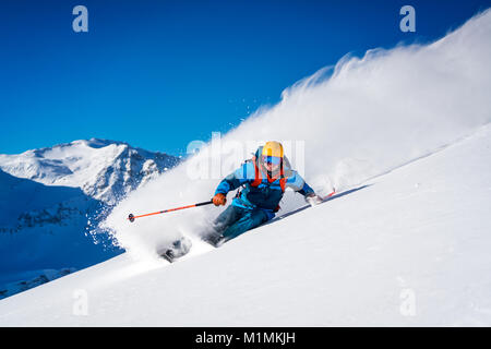 Mann zum Skifahren in die österreichischen Alpen, Sportgastein, Salzburg, Österreich Stockfoto