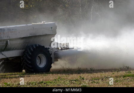 AJAXNETPHOTO. 2008. SOUTHAMPTON, England. Die Verbreitung einer Wolke von Dünger über eine Weizen stoppeln Feld. Foto: Jonathan Eastland/AJAX REF: D1 80310 1417 Stockfoto